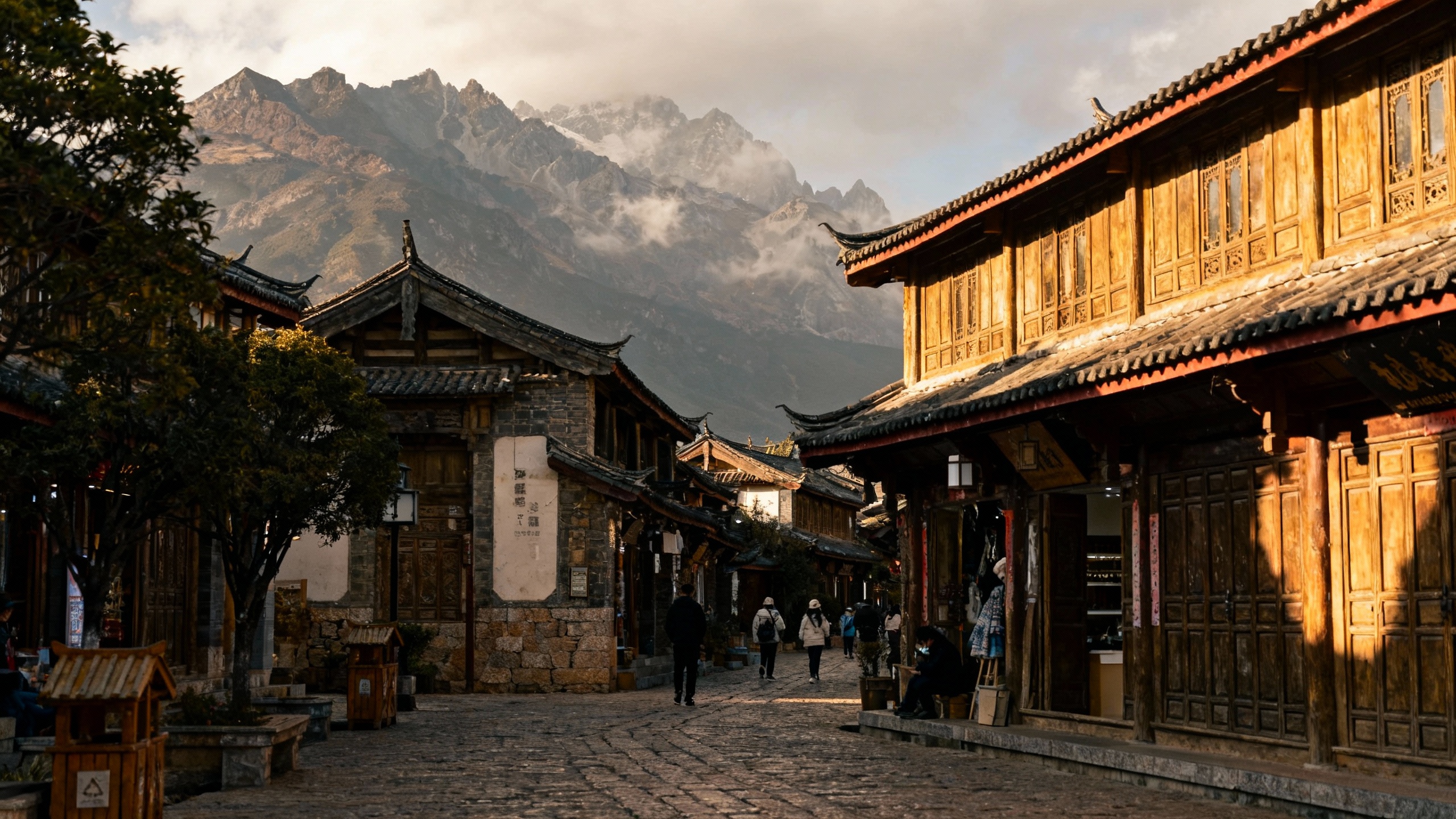 Lijiang, China old town mountain backdrop