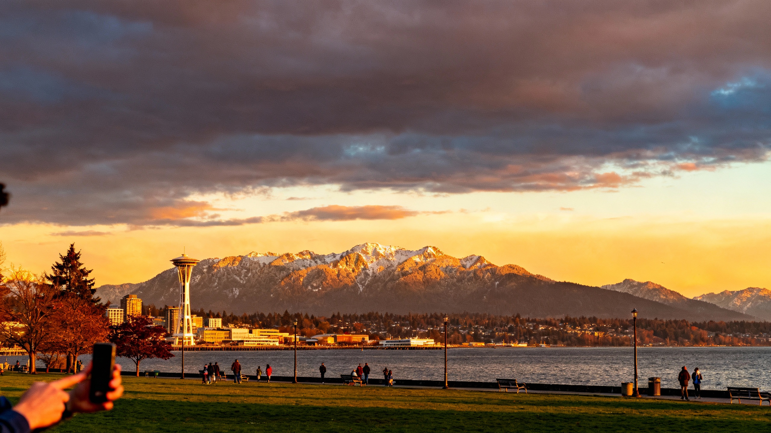 Tacoma Washington waterfront park and mountains