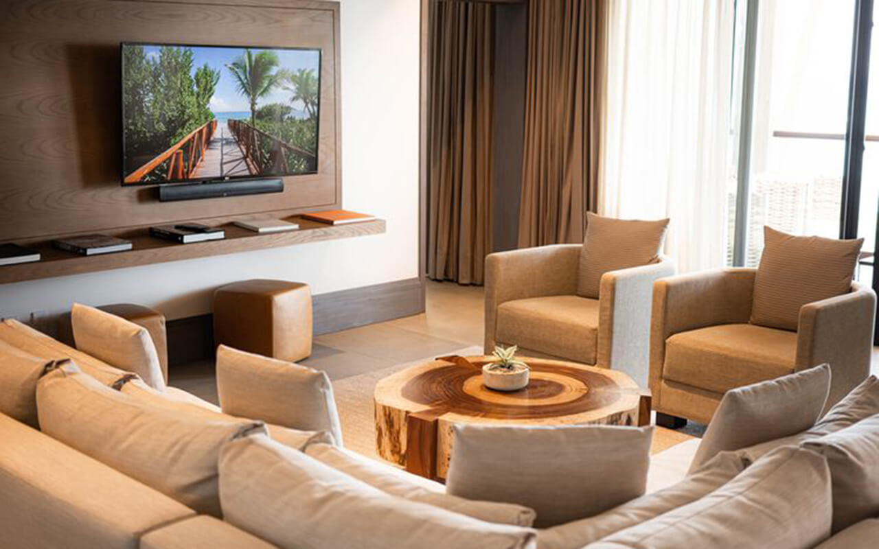 UNICO 20°87° Hotel Riviera Maya: Chic Suites and Lively Atmosphere