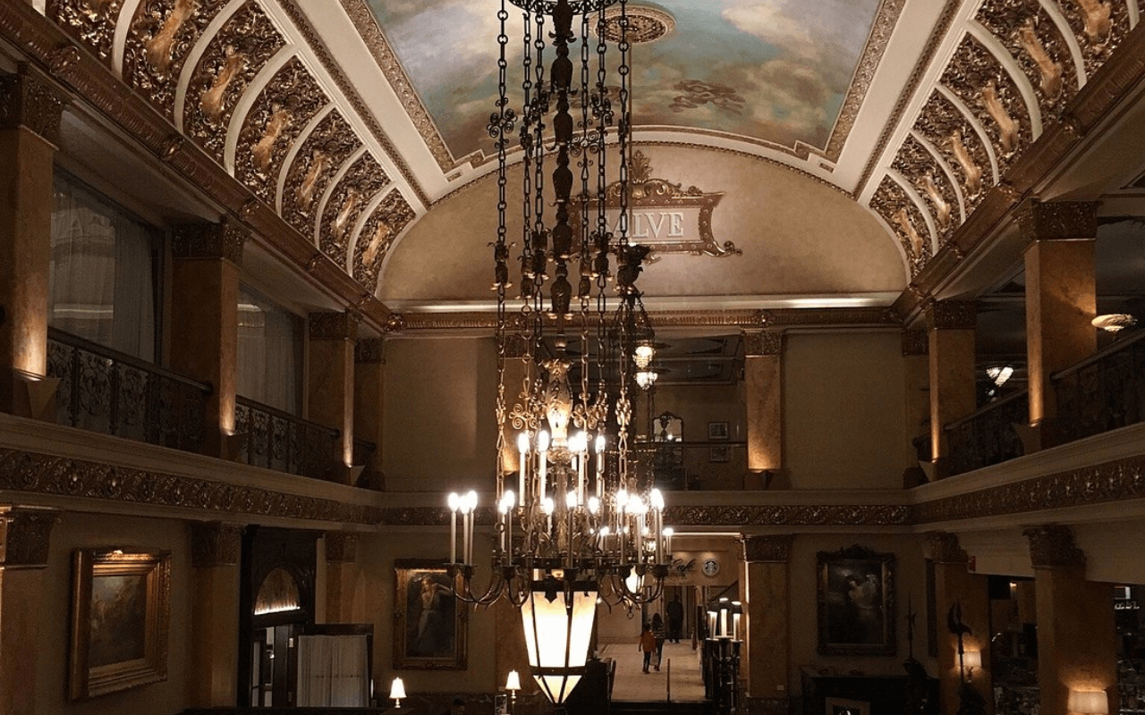 Milwaukee’s Pfister Hotel: Victorian Art and Timeless Elegance