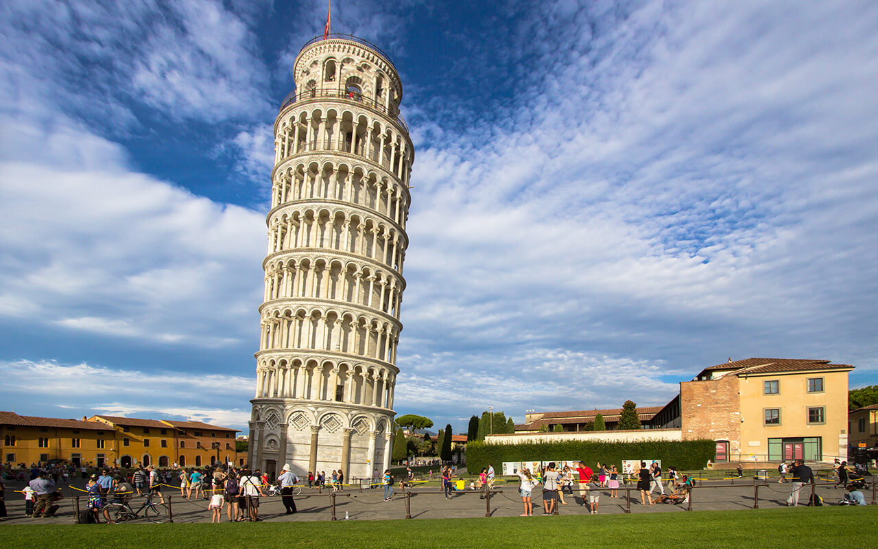 Leaning Tower of Pisa’s Photo Gimmick