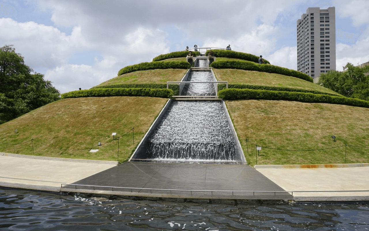 Houston’s Waterfall Fountain: A Perfect Urban Romance