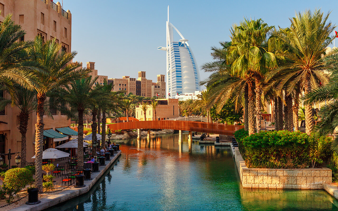 Dubai’s Glitz Overshadowed by Crowds