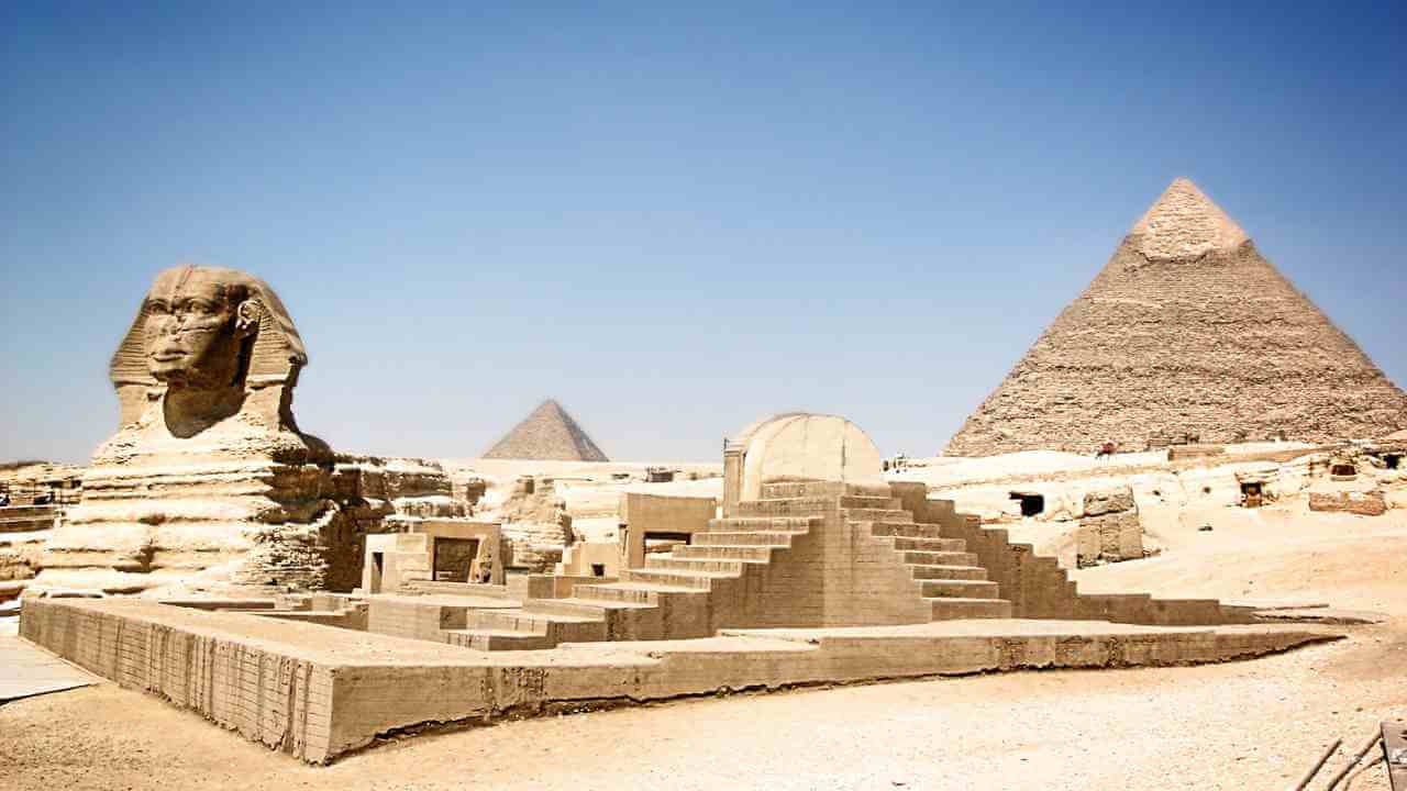 The Iconic Pyramids of Giza and the Mysterious Sphinx
