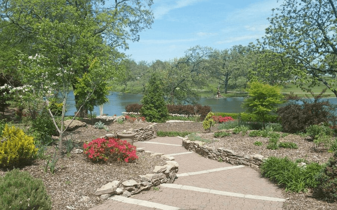 Kansas’ Ted Ensley Gardens: A Floral Haven by the Lake