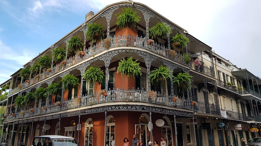 Explore New Orleans’ French Quarter with Its Free Performances and Historic Charm