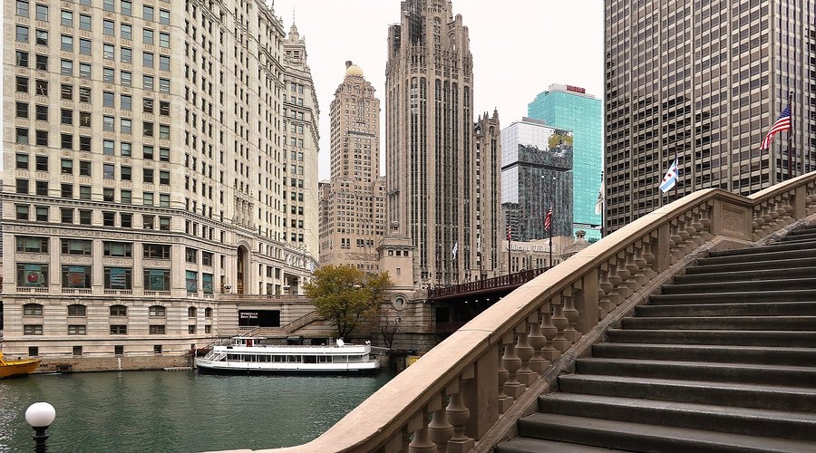 Explore Chicago’s Lively Riverwalk Along the Chicago River