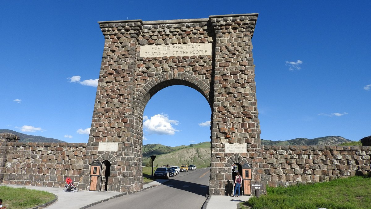 Admire Yellowstone’s Historic Roosevelt Arch in Montana